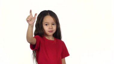 Çocuk parmaklarını beyaz arka planda sayar. Yavaş çekim