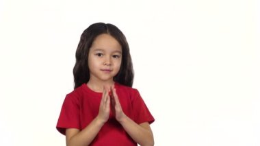 Esmer kız beyaz arka plan ellerini alkışlar. Yavaş çekim