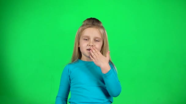 Schattig meisje toont handen van het hart dan het maken van lucht kus. Slow Motion — Stockvideo