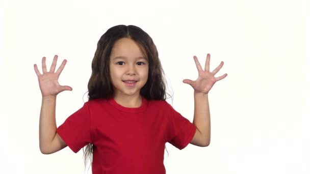 Маленька жінка піднімає руку на білому тлі. Повільний рух — стокове відео