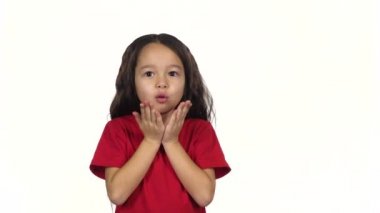 Esmer çocuk beyaz arka planda hava öpücük yapma. Yavaş çekim