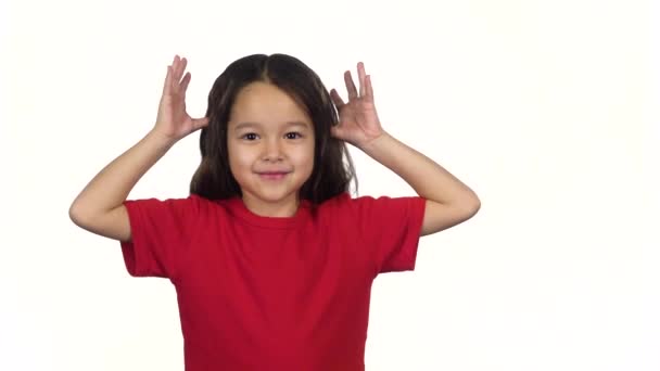 Portret gelukkig klein meisje hebben plezier en handelen de aap. Slow Motion — Stockvideo