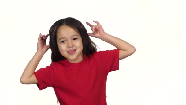 Niña divertirse, actuar el mono y muestra la lengua. Movimiento lento — Vídeos de Stock