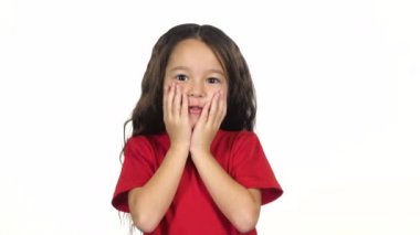 Beyaz arka planda şaşırtıcı bir şekilde poz veren kız. Yavaş çekim