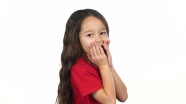 Bebek arkadan beyaz arka planda poz. Yavaş çekim