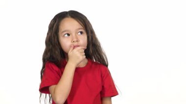 Beyaz arka planda bir şey hakkında düşünme ve poz bebek portresi. Yavaş çekim