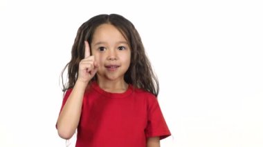 Bebek bir fikir gösteren sonra beyaz arka plan üzerinde başparmak. Yavaş çekim