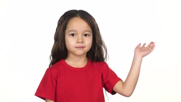 Menina acenando com a mão no fundo branco. Movimento lento — Vídeo de Stock
