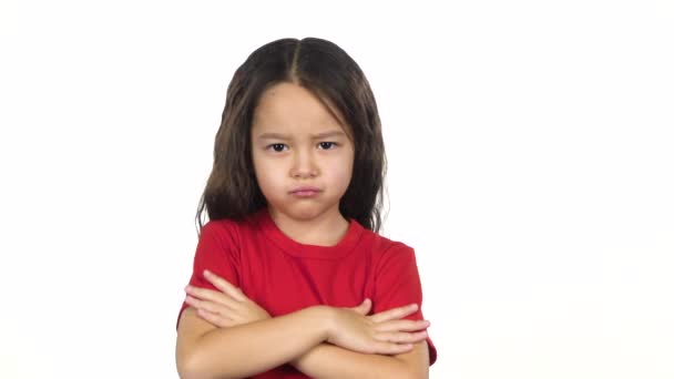 Retrato de menina cruza as mãos posando no fundo branco. Movimento lento — Vídeo de Stock