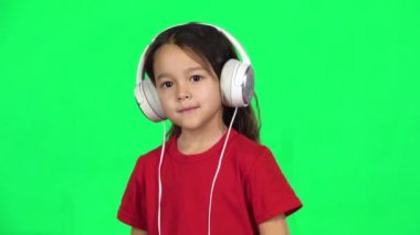 Aptal dans hareketi olan mutlu küçük kız. Yavaş çekim