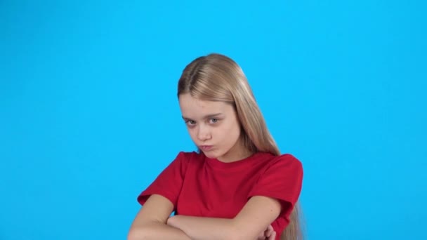 Mała Blondynka-haired Dziewczyna stoi zdenerwowany i fale jej głowa negatywnie, powolny ruch — Wideo stockowe
