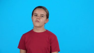 Biraz mutlu kadın birinin fikrini düşünüyor. Yavaş çekim