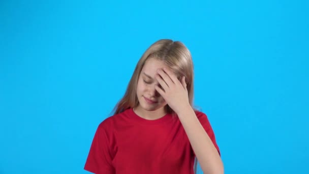 Klein meisje Toon ons pijnlijke emotie. Ze is ziek. Slow Motion — Stockvideo