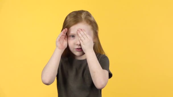 Mignon enfant aux cheveux roux ont plaisir couvre son visage avec les mains. Mouvement lent — Video