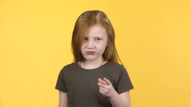 Menina mostrando emoção punição, composição em fundo amarelo. Movimento lento — Vídeo de Stock