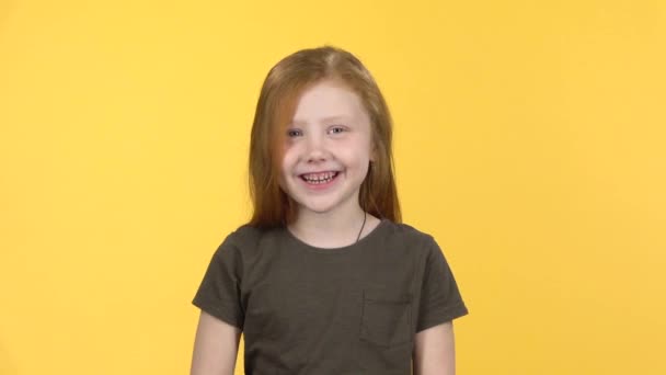 Grappig meisje glimlacht in de camera en toont tong. Slow Motion — Stockvideo