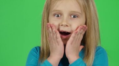 Çocuğun poz uyrupunun yakın çekimi korkmuş duyguları gösterir. Yavaş çekim