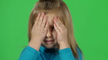 Yakın çekim güzel kız elleriyle yüzünü kapatır. Yavaş çekim