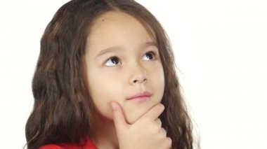 Yakın çekim kız poz ve beyaz arka plan üzerinde bir şey hakkında düşünme. Yavaş çekim