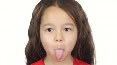 Yakın çekim bebek eğlenir ve bir dil gösterir. Yavaş çekim