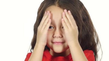 Yakın çekim küçük kadın elleriyle yüzünü kapatır. Yavaş çekim