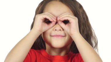 Yakın çekim küçük kadın elleriyle gözlerini kapatır. Yavaş çekim