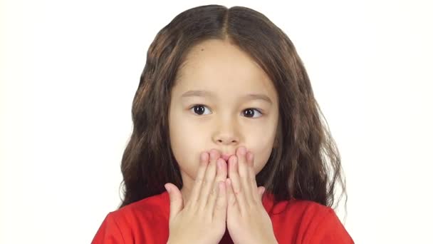 Närbild barn gör luft kyss på vit bakgrund. Slow motion — Stockvideo