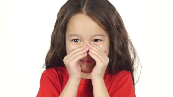 Gros plan petite fille sourire, lève les mains et crie. Mouvement lent — Video