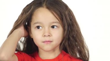 Bebek poz ve beyaz arka plan üzerinde bir şey hakkında düşünme yakın çekim. Yavaş çekim