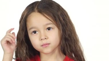 Bebek poz ve beyaz arka plan üzerinde bir şey hakkında düşünme yakın çekim. Yavaş çekim