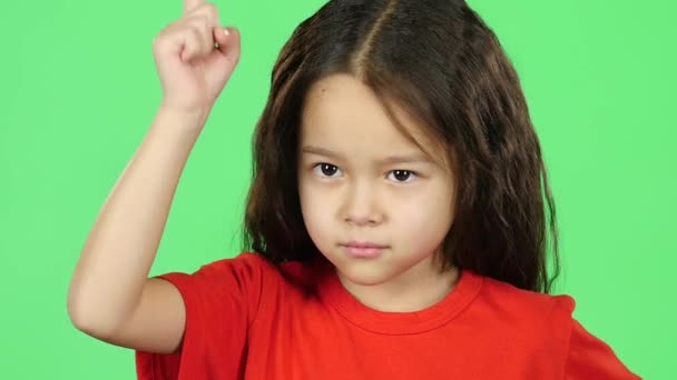 녹색 배경에 감정 처벌을 보여주는 클로즈업 아이. 슬로우 모션 — 비디오