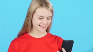 Telefonu tutan ve Görüntülü Arama'yı kullanan yakın çekim kız. Yavaş çekim