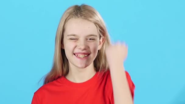 Close-up bambina bionda è felice della vittoria, rallentatore — Video Stock