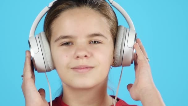 Κοντινό-up πανέμορφο παιδί ακούγοντας μουσική στα ακουστικά. Αργή κίνηση — Αρχείο Βίντεο