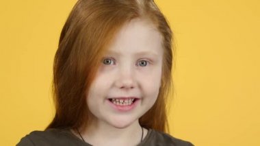 Yakın çekim çocuk kız gibi göstermek için iki parmak-up işaretleri gesturing, yavaş hareket