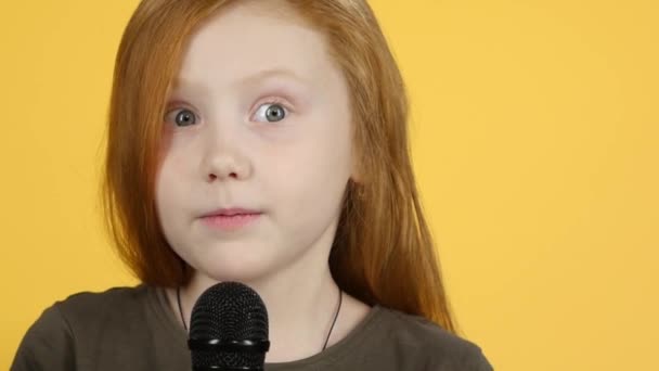 Primer plano niño canta con micrófono y baile. Movimiento lento — Vídeo de stock