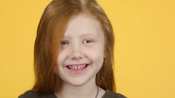 클로즈업 재미있는 소녀는 카메라에 미소를 짓고 혀를 보여줍니다. 슬로우 모션 — 비디오