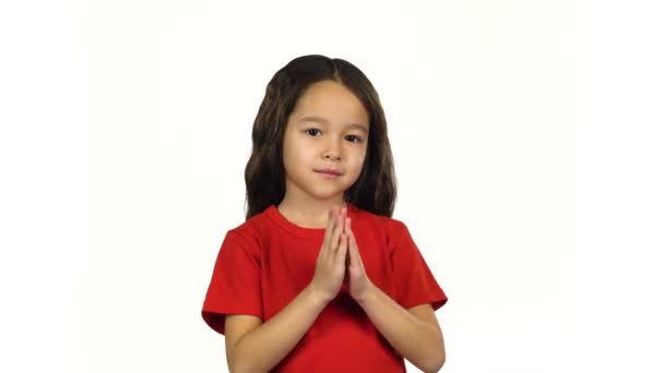 Creatieve kind glimlach en klappen haar hand op wit scherm — Stockvideo