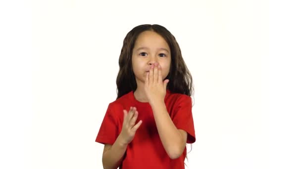 Retrato de niña sonrisa, posando y divertirse en el fondo blanco — Vídeo de stock