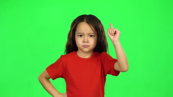 Ritratto di bambina scura che mostra emozione su sfondo verde — Video Stock