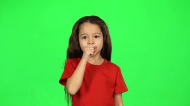 Yeşil arka planda sevimli bebek