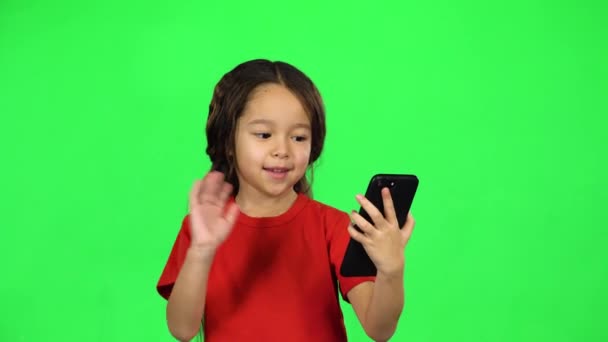 Pequena menina de cabelos escuros com telefone — Vídeo de Stock