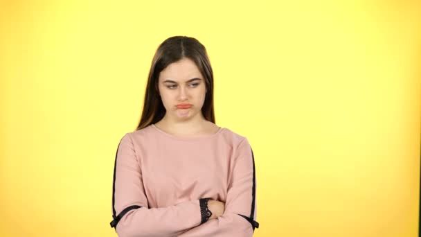 Giovane che mostra emozioni diffuse su sfondo giallo — Video Stock