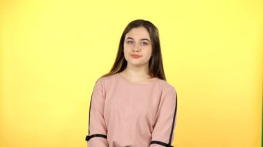 Sarı arka planda harika ergen portresi