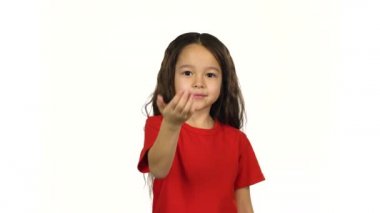 Küçük kadın, kendine elini dalgalar, poz ve beyaz arka planda eğlenmek