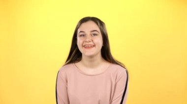 Portre genç sarı arka plan üzerinde eğlenceli poz. 4k