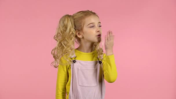 Hezká mladá žena posílá foukat polibky — Stock video