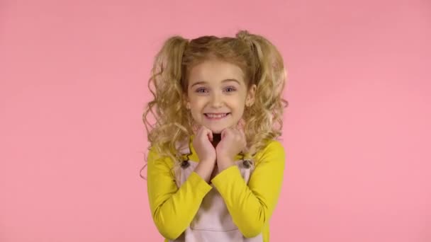 Красива маленька дівчинка дуже щаслива і чіпляється за руки — стокове відео