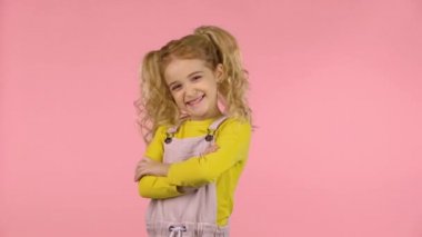 Güzel genç kadın parmaklarıyla bir şeye işaret ediyor.