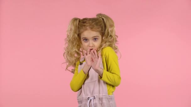 Petite fille blonde mignonne a peur et se cache — Video